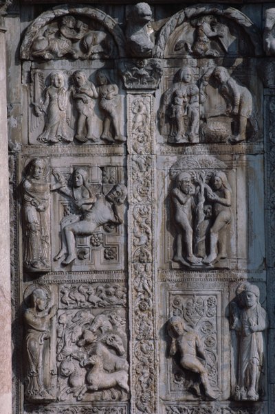 Detail van de zuidzijde van de westelijke portiek, c. 1120-38 door Nicholaus